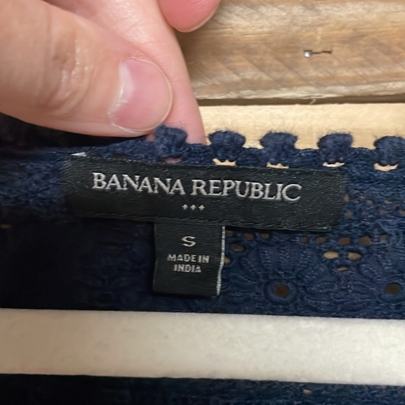 Banana Republic size Small Navy Sleeveless Neckline and Shoulder Lace Detail Top - Picture 2 of 6